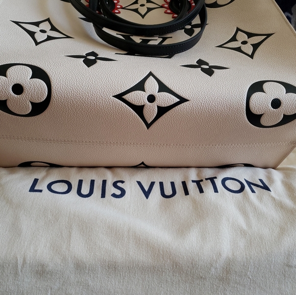 LOUIS VUITTON Crafty Onthego Giant Flower Monogram Ivory Black Bag - Picture 7 of 12